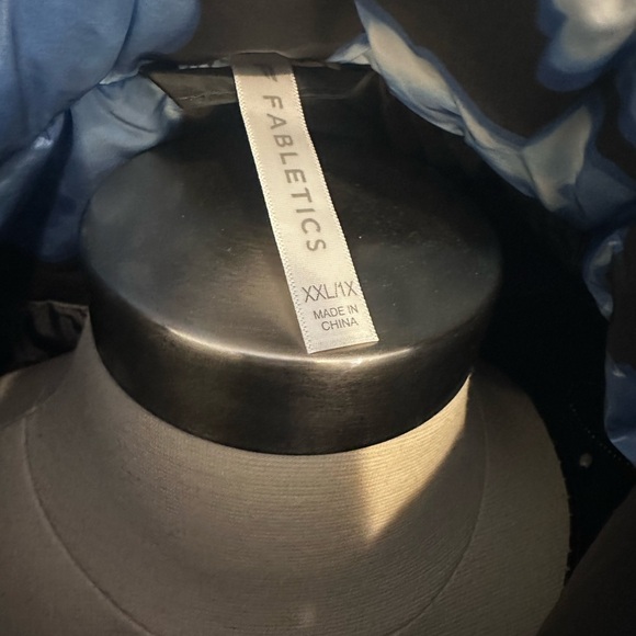 NWT Fabletics All Weather Jacket
XXL/XL 14-16 
In Bloom Shine - Picture 5 of 5